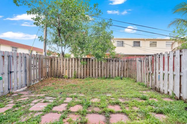 6679 SW 41st Court 1, Davie, FL 33314