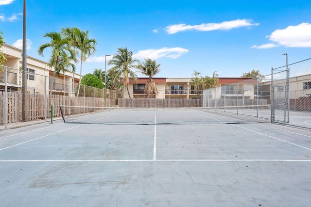 6679 SW 41st Court 1, Davie, FL 33314