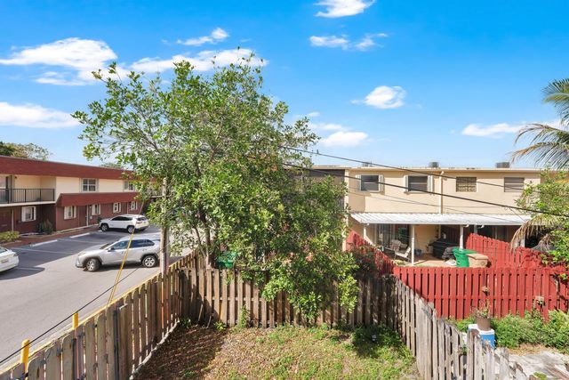 6679 SW 41st Court 1, Davie, FL 33314