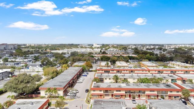 6679 SW 41st Court 1, Davie, FL 33314