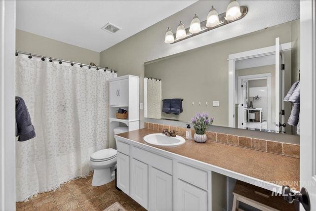 1826 N Henderson Ave, Meridian, ID 83646