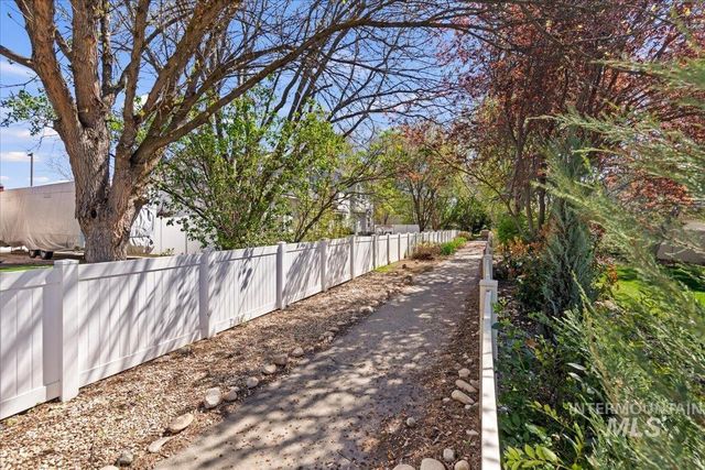 1826 N Henderson Ave, Meridian, ID 83646