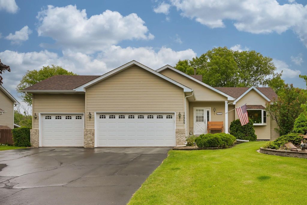 14955 Oakcrest Circle, Savage, MN 55378
