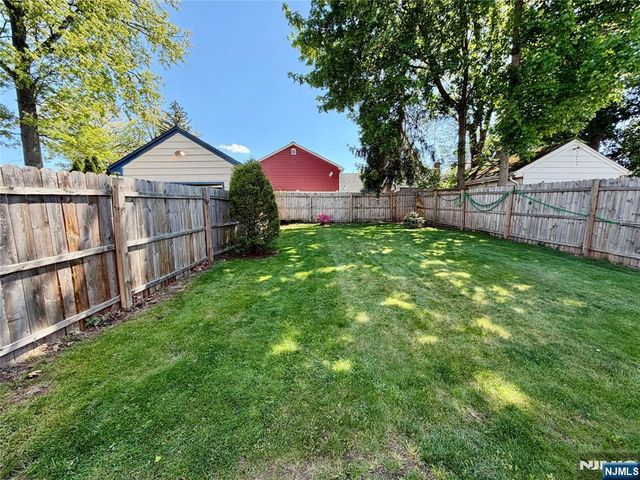 27 Roosevelt Avenue, Dumont, NJ 07628