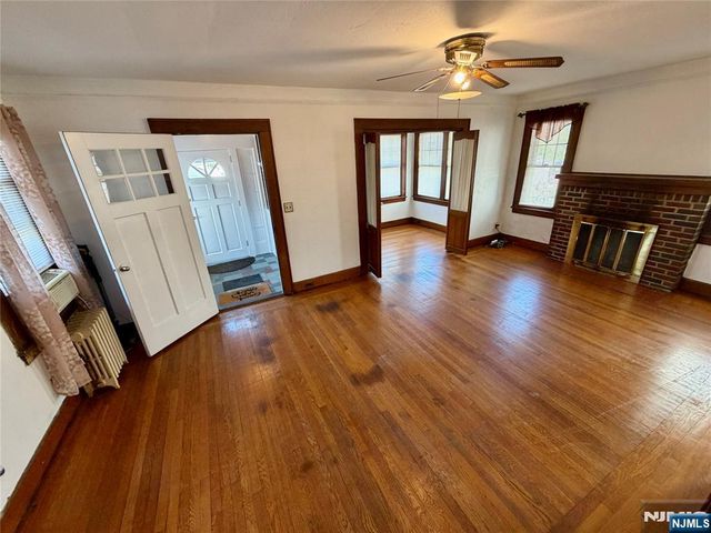 27 Roosevelt Avenue, Dumont, NJ 07628
