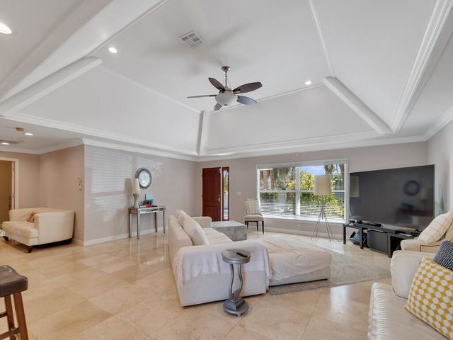 527 E Causeway Boulevard, Vero Beach, FL 32963