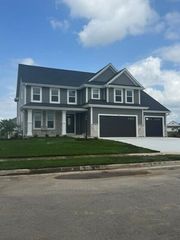 490 Talbots Woods DRIVE, Dousman, WI 53118