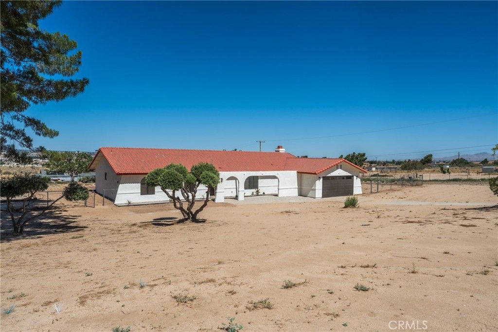 Image 3 of property listing at 20575 Lupine, Apple Valley, CA 92308