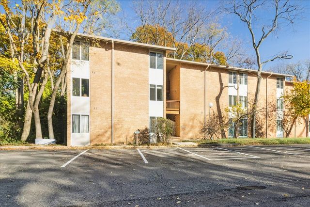 5817 Oakwood Drive E, Lisle, IL 60532