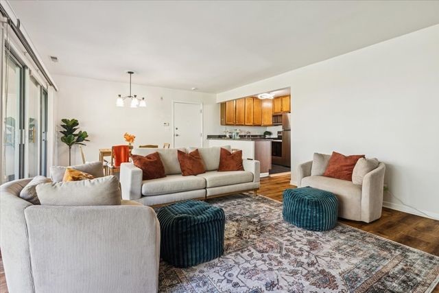 5817 Oakwood Drive E, Lisle, IL 60532