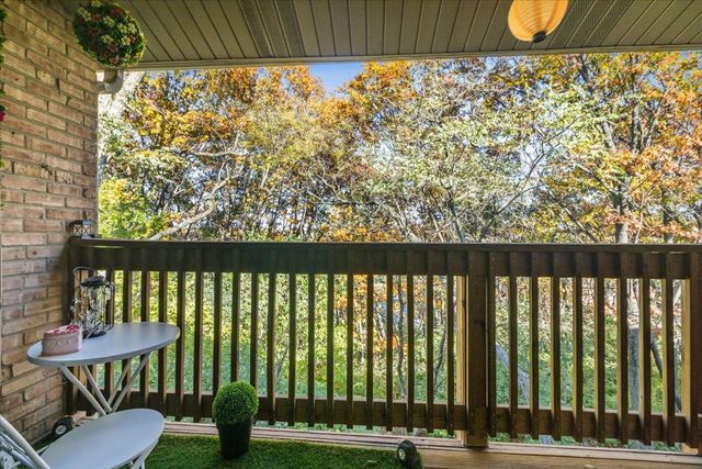 5817 Oakwood Drive E, Lisle, IL 60532