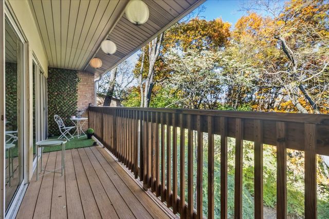 5817 Oakwood Drive E, Lisle, IL 60532