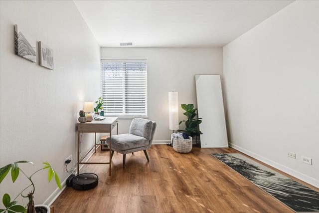 5817 Oakwood Drive E, Lisle, IL 60532