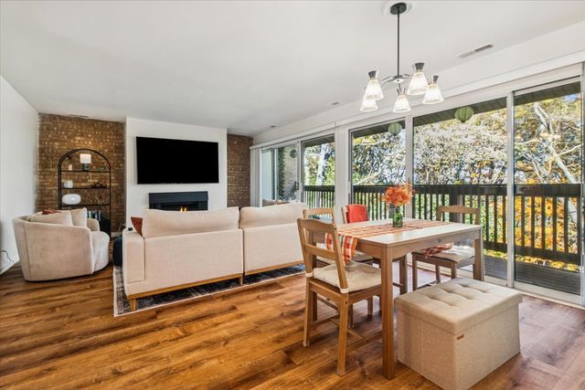 5817 Oakwood Drive E, Lisle, IL 60532