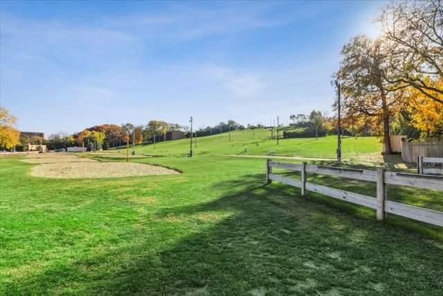 5817 Oakwood Drive E, Lisle, IL 60532