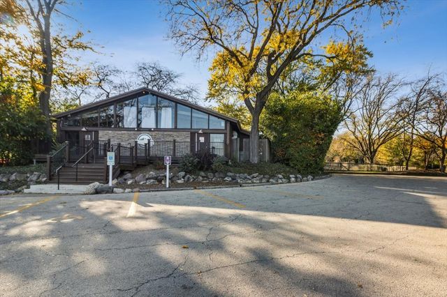 5817 Oakwood Drive E, Lisle, IL 60532