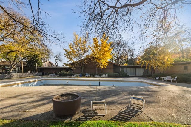 5817 Oakwood Drive E, Lisle, IL 60532