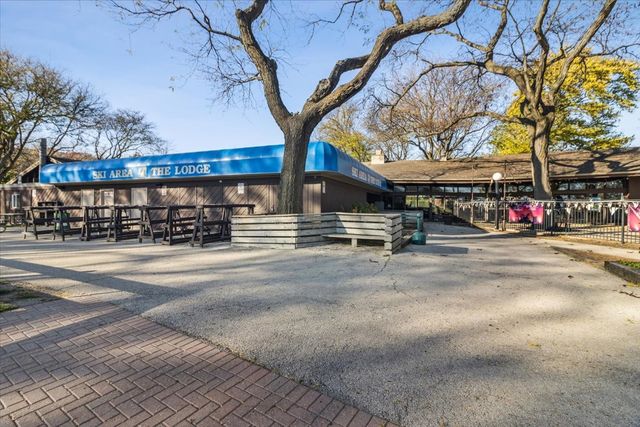 5817 Oakwood Drive E, Lisle, IL 60532