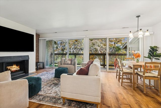 5817 Oakwood Drive E, Lisle, IL 60532