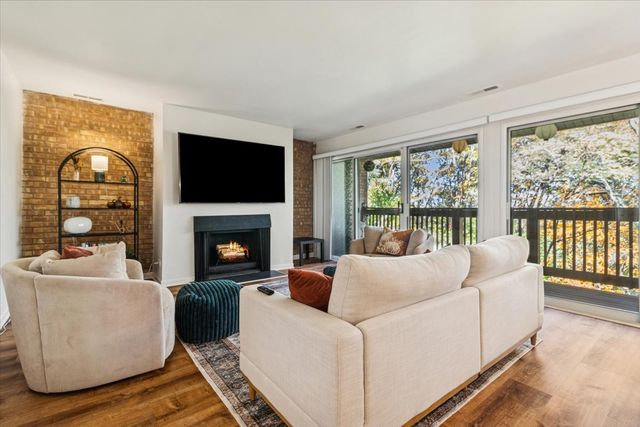 5817 Oakwood Drive E, Lisle, IL 60532