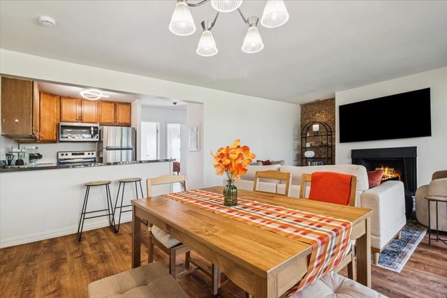 5817 Oakwood Drive E, Lisle, IL 60532