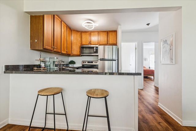 5817 Oakwood Drive E, Lisle, IL 60532