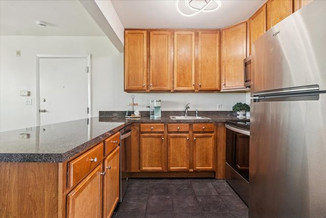 5817 Oakwood Drive E, Lisle, IL 60532