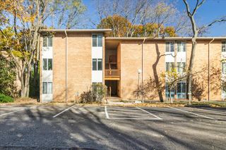 5817 Oakwood Drive E, Lisle, IL 60532