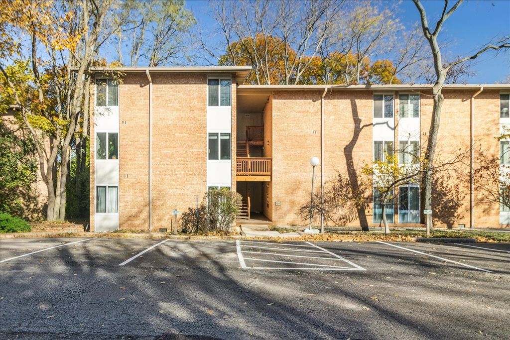 5817 Oakwood Drive E, Lisle, IL 60532