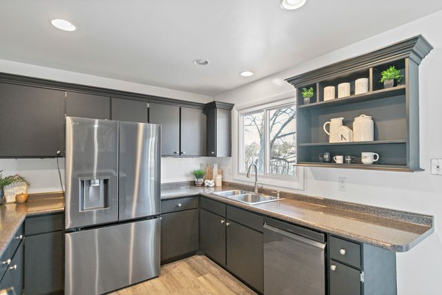 1809 Maplewood Court, Lindenhurst, IL 60046