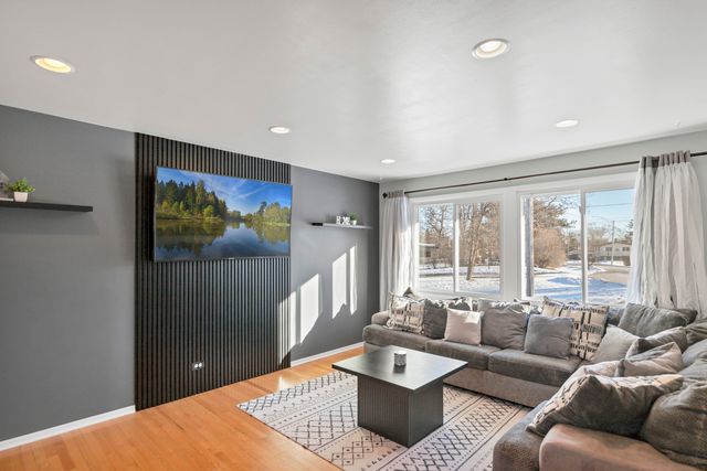 1809 Maplewood Court, Lindenhurst, IL 60046