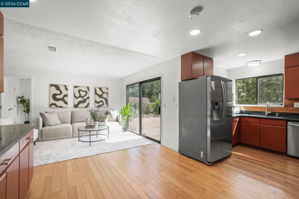Image 11 of property listing at 3012 Evergreen Dr, Fairfield, CA 94533
