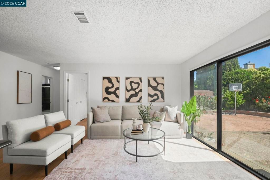 Image 15 of property listing at 3012 Evergreen Dr, Fairfield, CA 94533