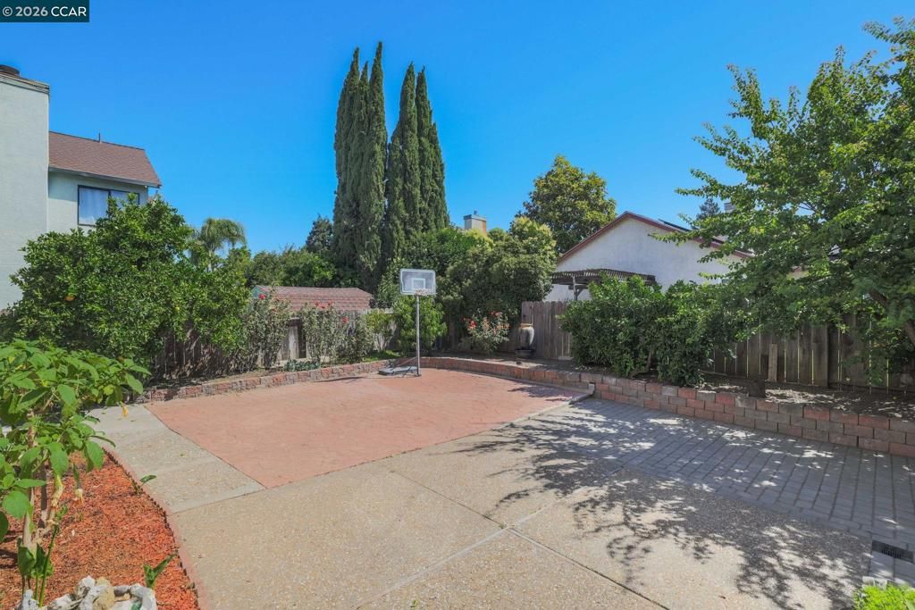Image 32 of property listing at 3012 Evergreen Dr, Fairfield, CA 94533