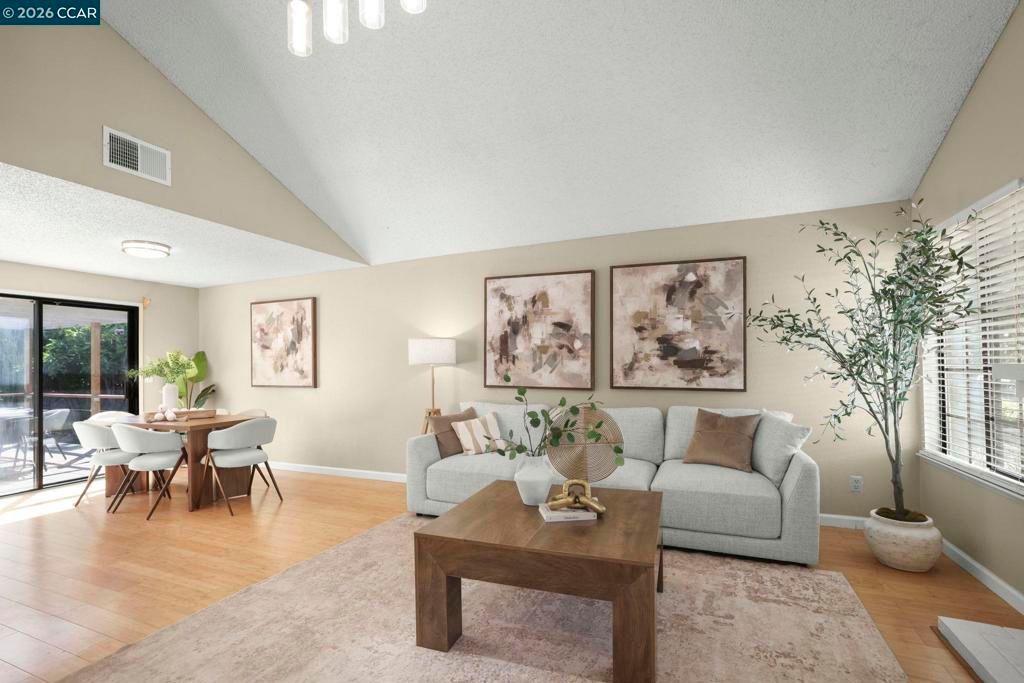Image 5 of property listing at 3012 Evergreen Dr, Fairfield, CA 94533