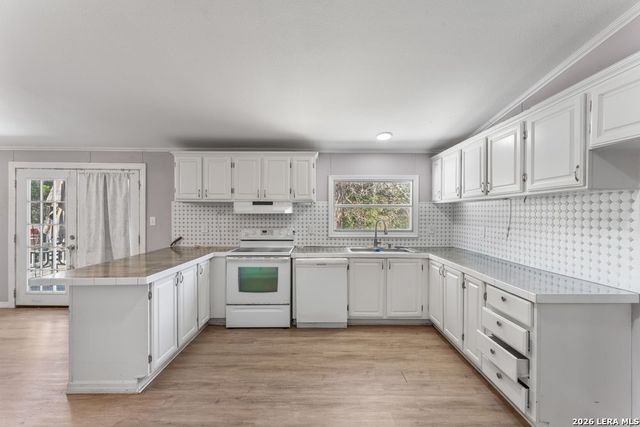 576 Wright Dr, Bandera, TX 78003
