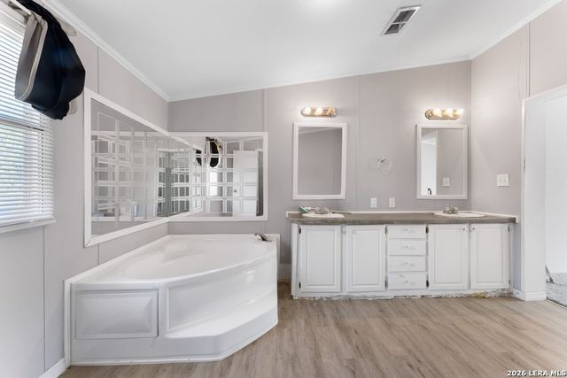 576 Wright Dr, Bandera, TX 78003