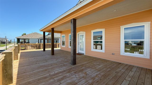 865 Palmetto Drive, Crystal Beach, TX 77650