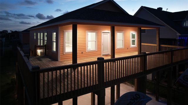 865 Palmetto Drive, Crystal Beach, TX 77650