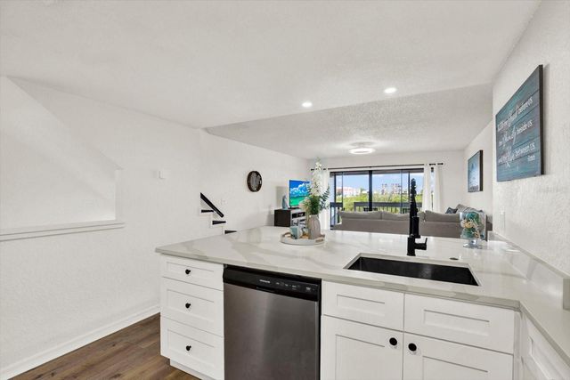 9472 TARA CAY COURT 2, Seminole, FL 33776