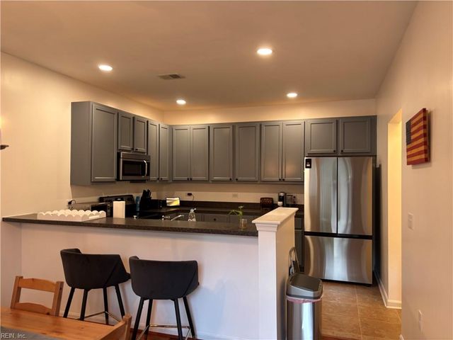 723 Lacy Oak Dr DR, Chesapeake, VA 23320