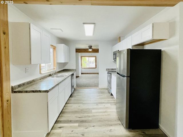 951 S 2ND St, Coos Bay, OR 97420