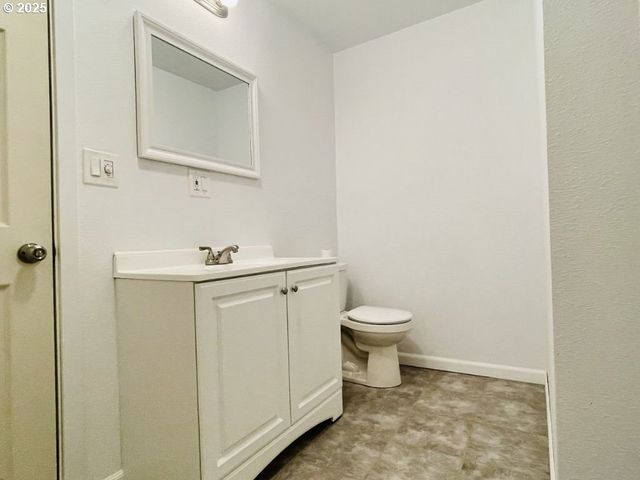 951 S 2ND St, Coos Bay, OR 97420