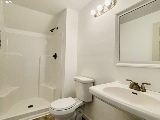 951 S 2ND St, Coos Bay, OR 97420