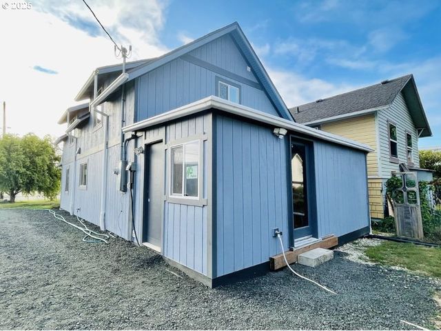 951 S 2ND St, Coos Bay, OR 97420