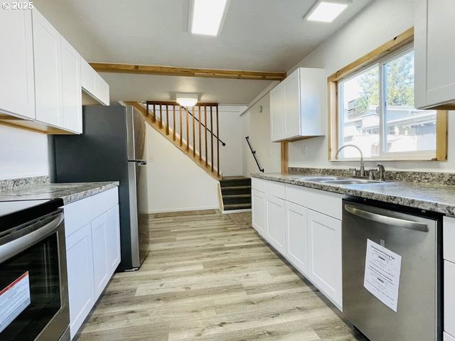 951 S 2ND St, Coos Bay, OR 97420