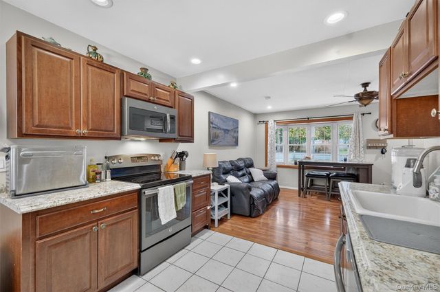 8 Van Wyck Drive, Poughkeepsie, NY 12601