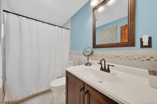 8 Van Wyck Drive, Poughkeepsie, NY 12601