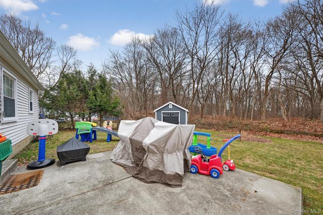 8 Van Wyck Drive, Poughkeepsie, NY 12601