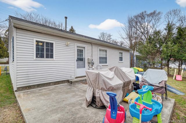 8 Van Wyck Drive, Poughkeepsie, NY 12601